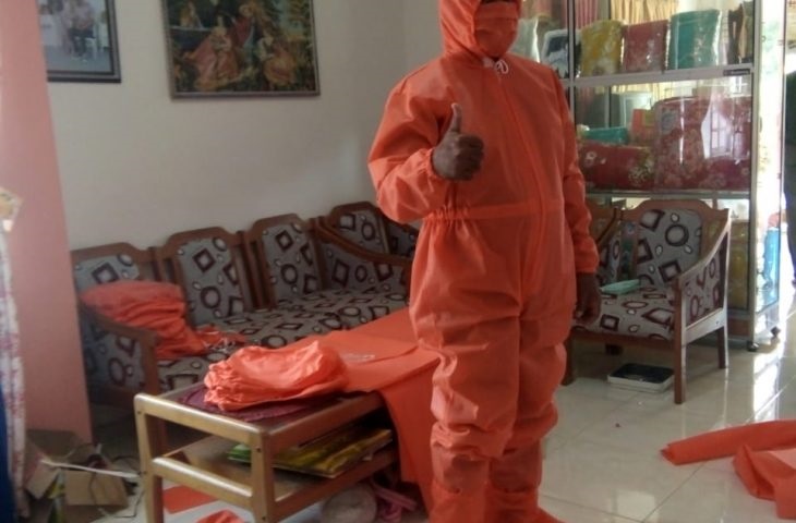 Pengusaha konveksi yang tergabung dalam UMKM di Kabupaten Agam, memproduksi berbagai jenis Alat Pelindung Diri .